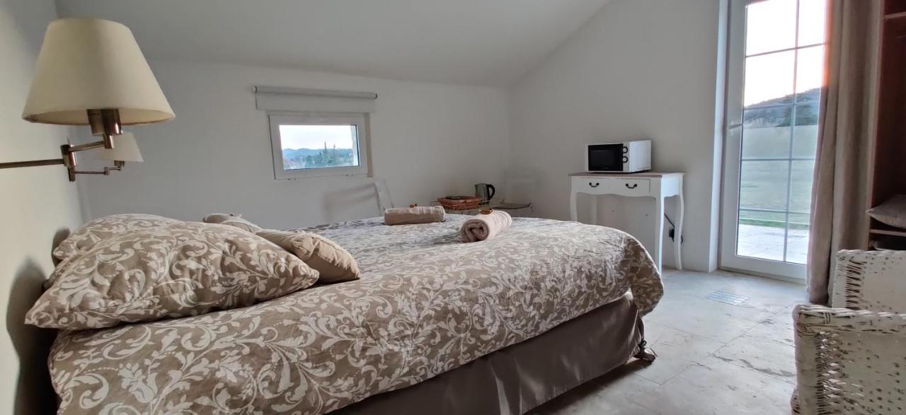 Superbe Chambre Avec Terrasse, Parking Prive, Jardin, Calme, Climatisation, 10 Mn Pont Du Gard #7 Apartment Рошфор-дю-Гар Екстериор снимка