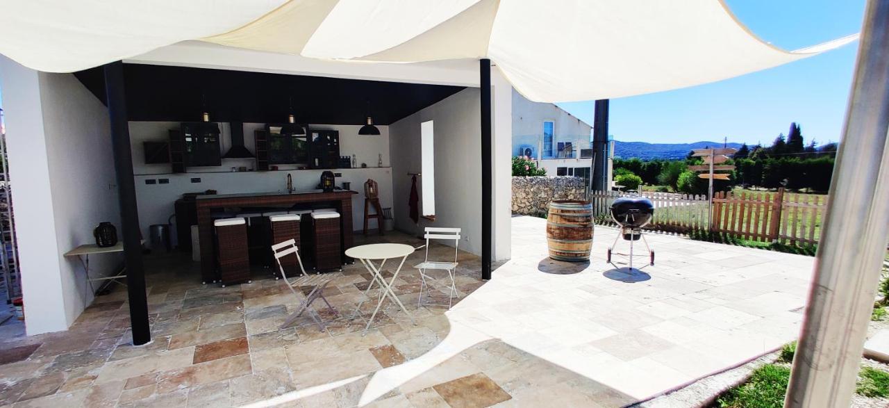 Superbe Chambre Avec Terrasse, Parking Prive, Jardin, Calme, Climatisation, 10 Mn Pont Du Gard #7 Apartment Рошфор-дю-Гар Екстериор снимка